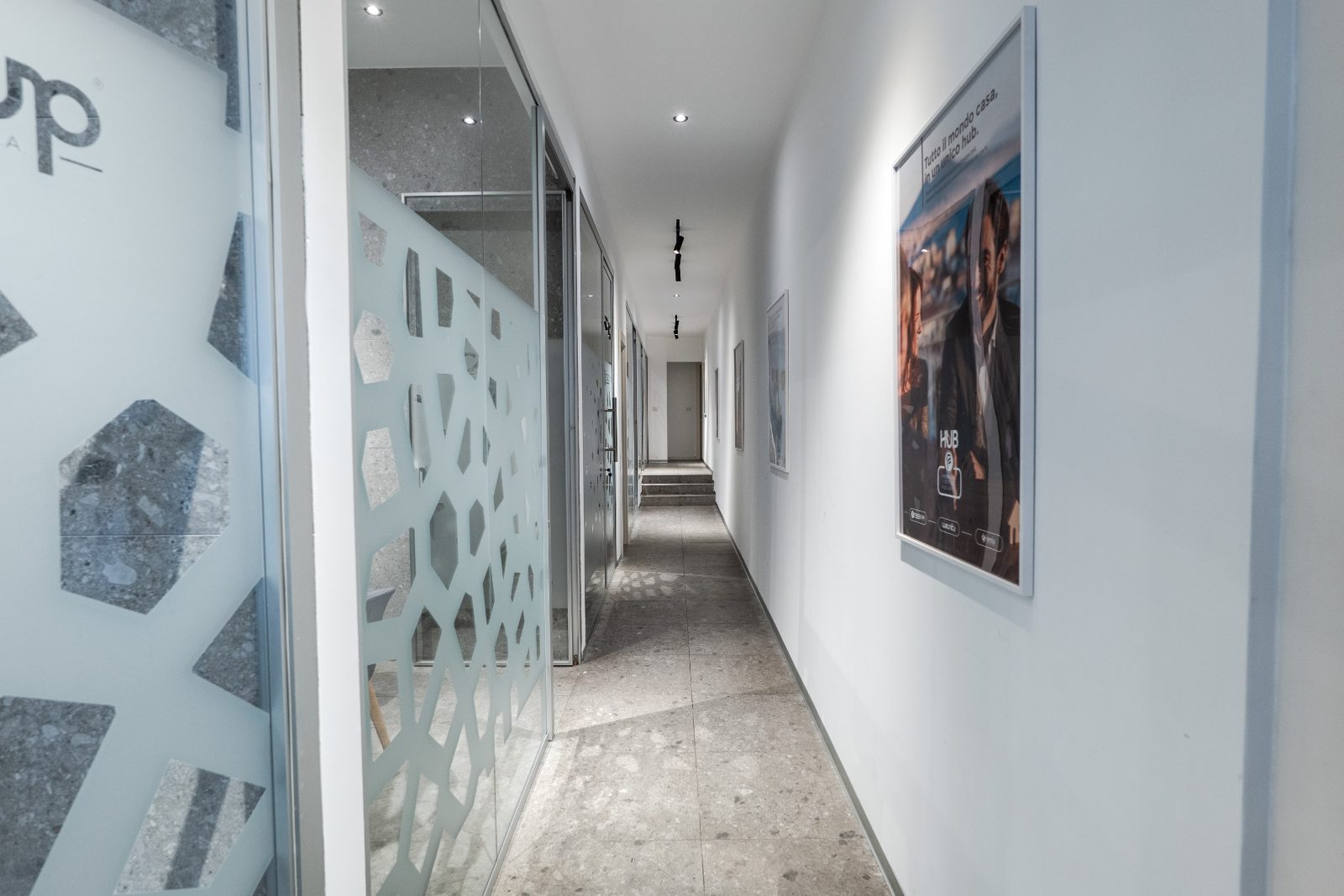 Interno dell'agenzia FondoCasa Hub al Vomero: le postazioni dei consulenti immobiliari