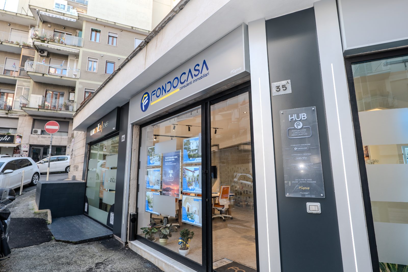 Vetrina dell'agenzia immobiliare FondoCasa Hub al Vomero con gli immobili in vendita